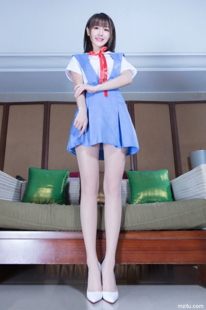 台湾妹子好甜美，一双大白腿让人移不开眼！-禾野套图