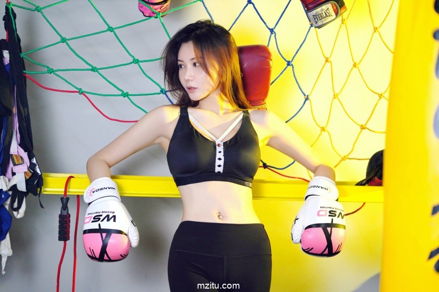 撸铁的女人真性感，美女爱丽儿等你一起健身(15)