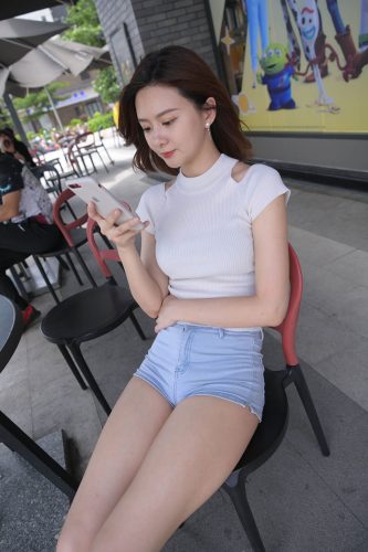图片[1]-短发牛仔的漂亮女生【2.4G】-禾野套图