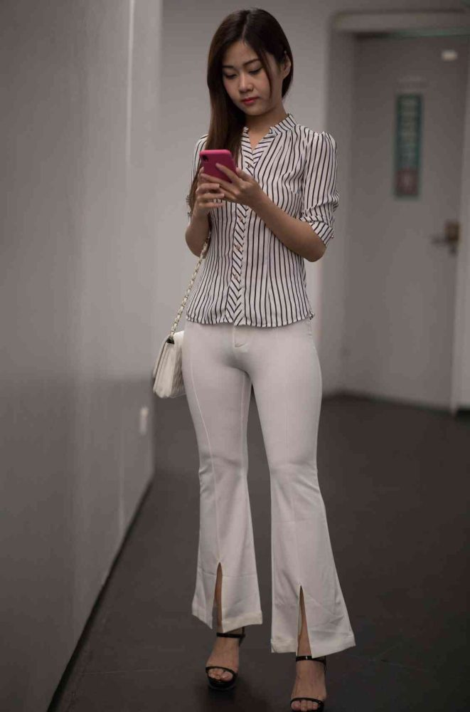 逛书店的白色紧身裤女孩【450P】04040-禾野套图