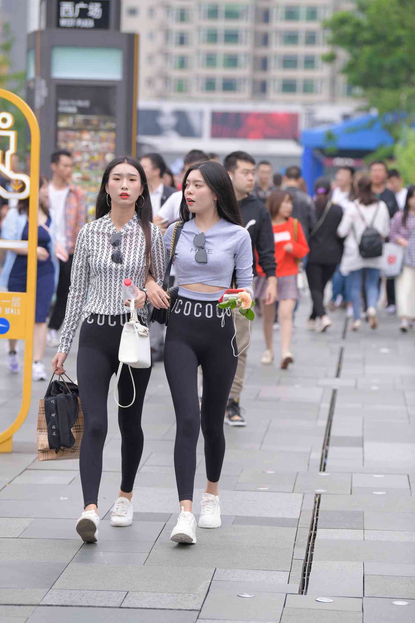 图片[1]-【免费】逛街的两个瑜伽裤姑娘【40P】04030-禾野套图