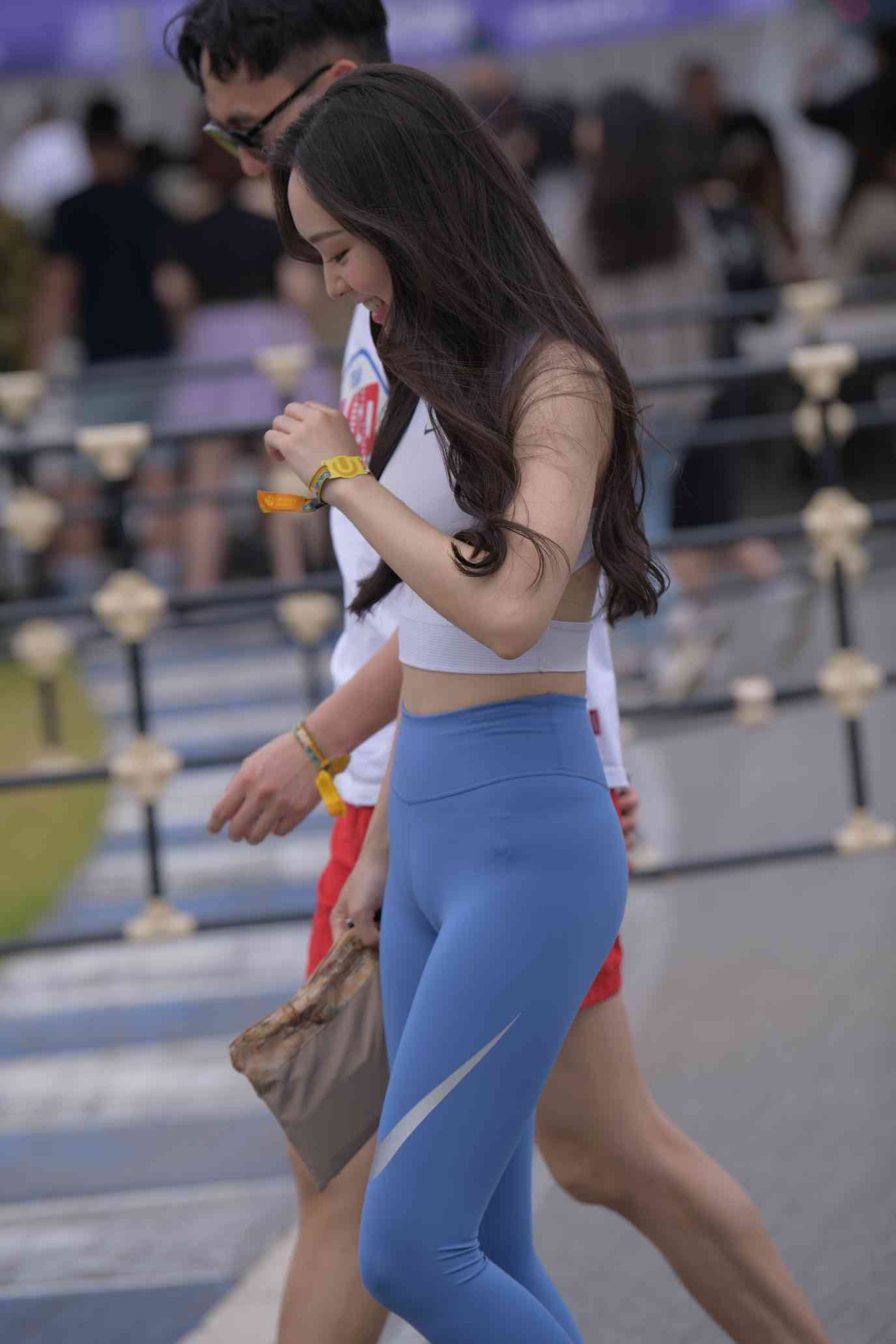 图片[1]-陪男朋友逛街的瑜伽裤女孩【74P】04034-禾野套图