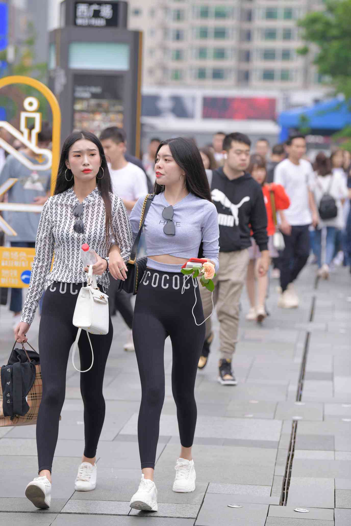 图片[2]-【免费】逛街的两个瑜伽裤姑娘【40P】04030-禾野套图