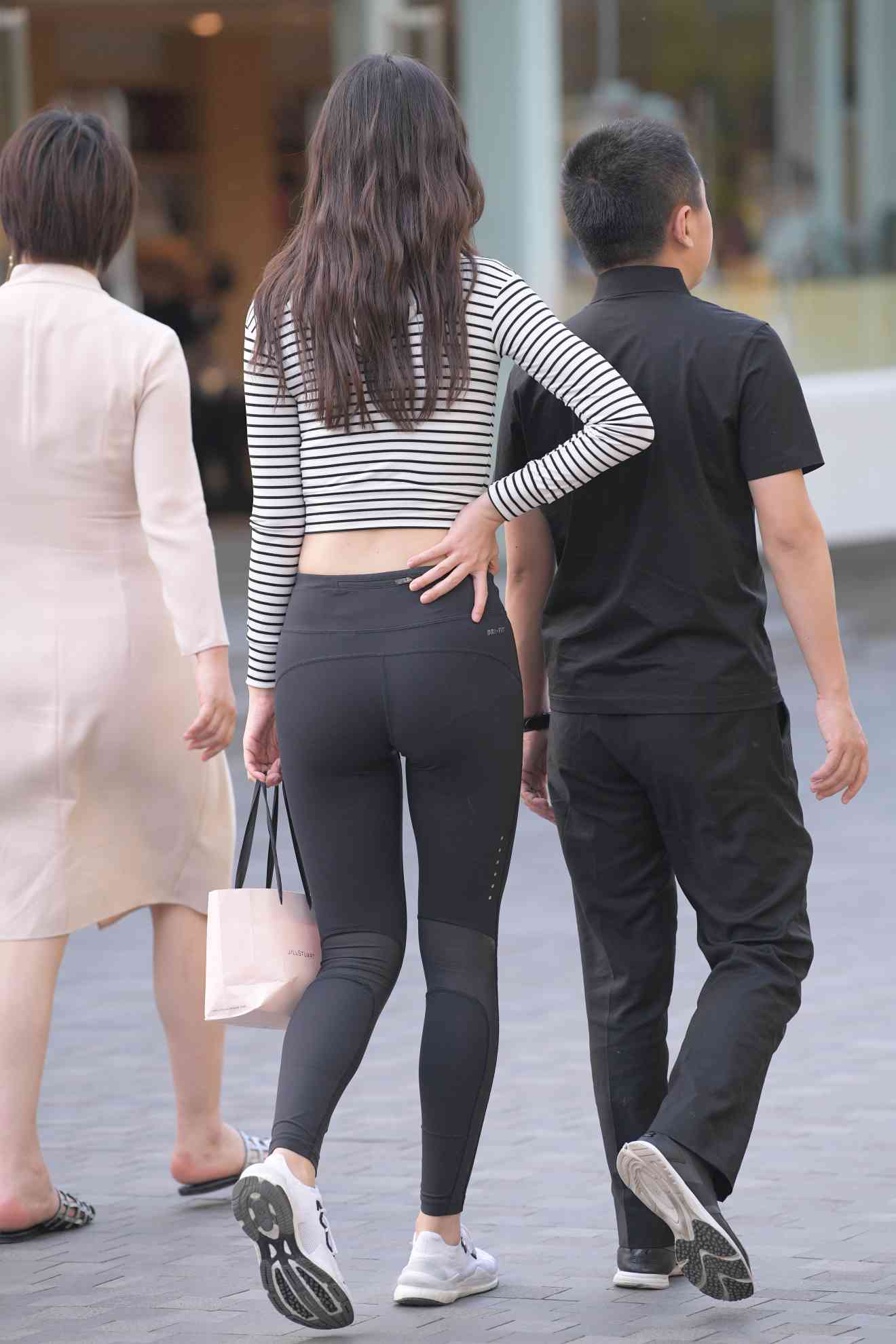 图片[3]-【免费】逛街的瑜伽裤女人【23P】04033-禾野套图