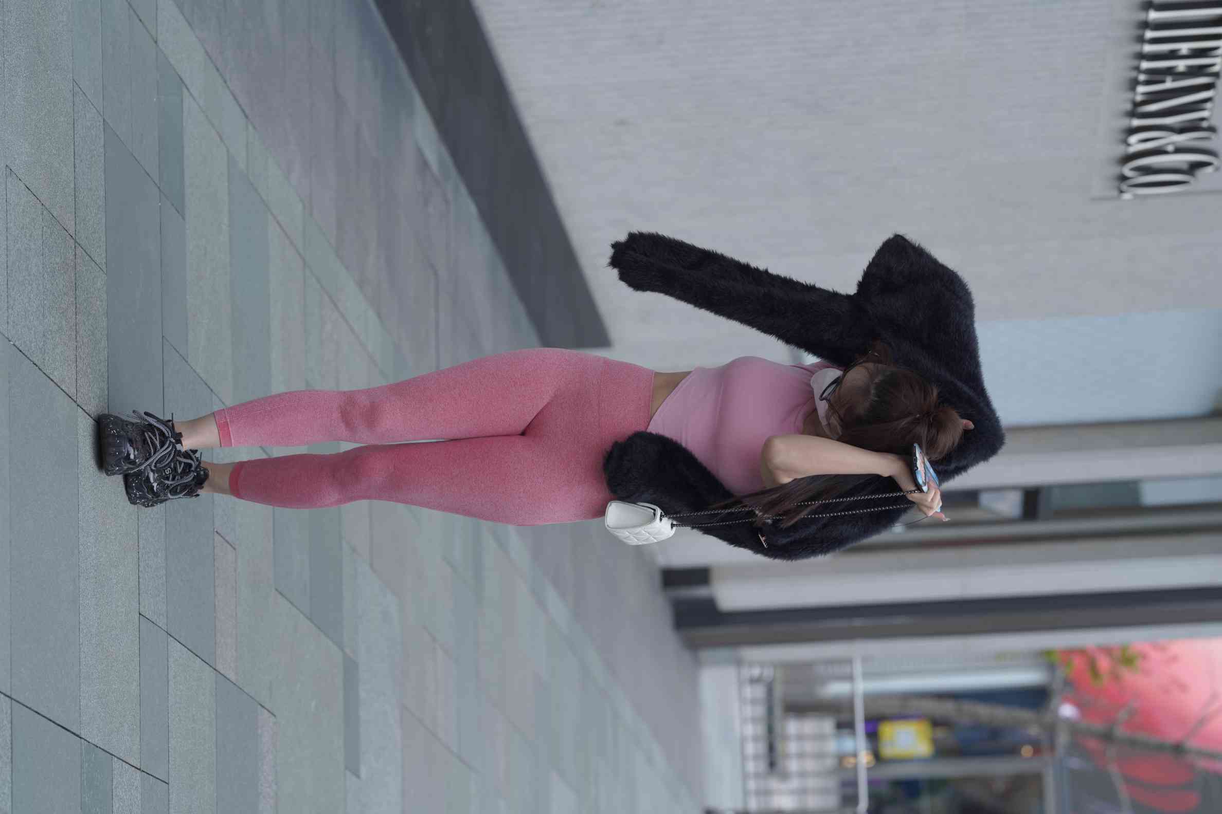 图片[2]-粉红色瑜伽裤的眼镜妹妹【93P】04019-禾野套图