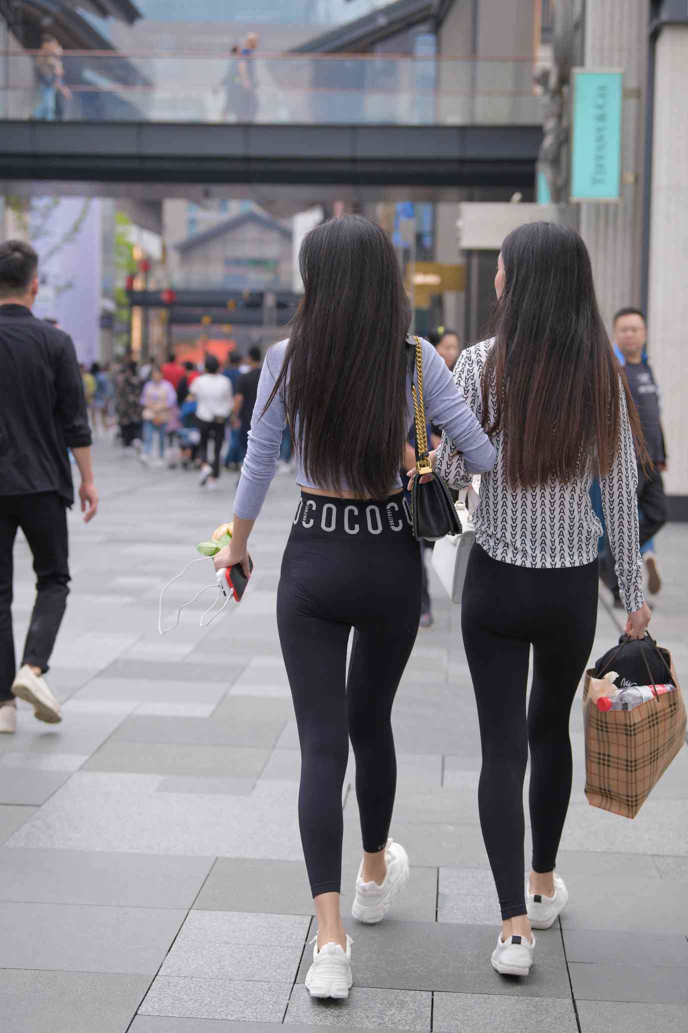 图片[3]-【免费】逛街的两个瑜伽裤姑娘【40P】04030-禾野套图