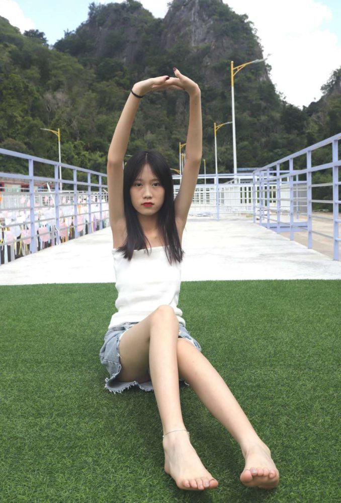 坐在草地上的长发女孩【172P】20012-禾野套图