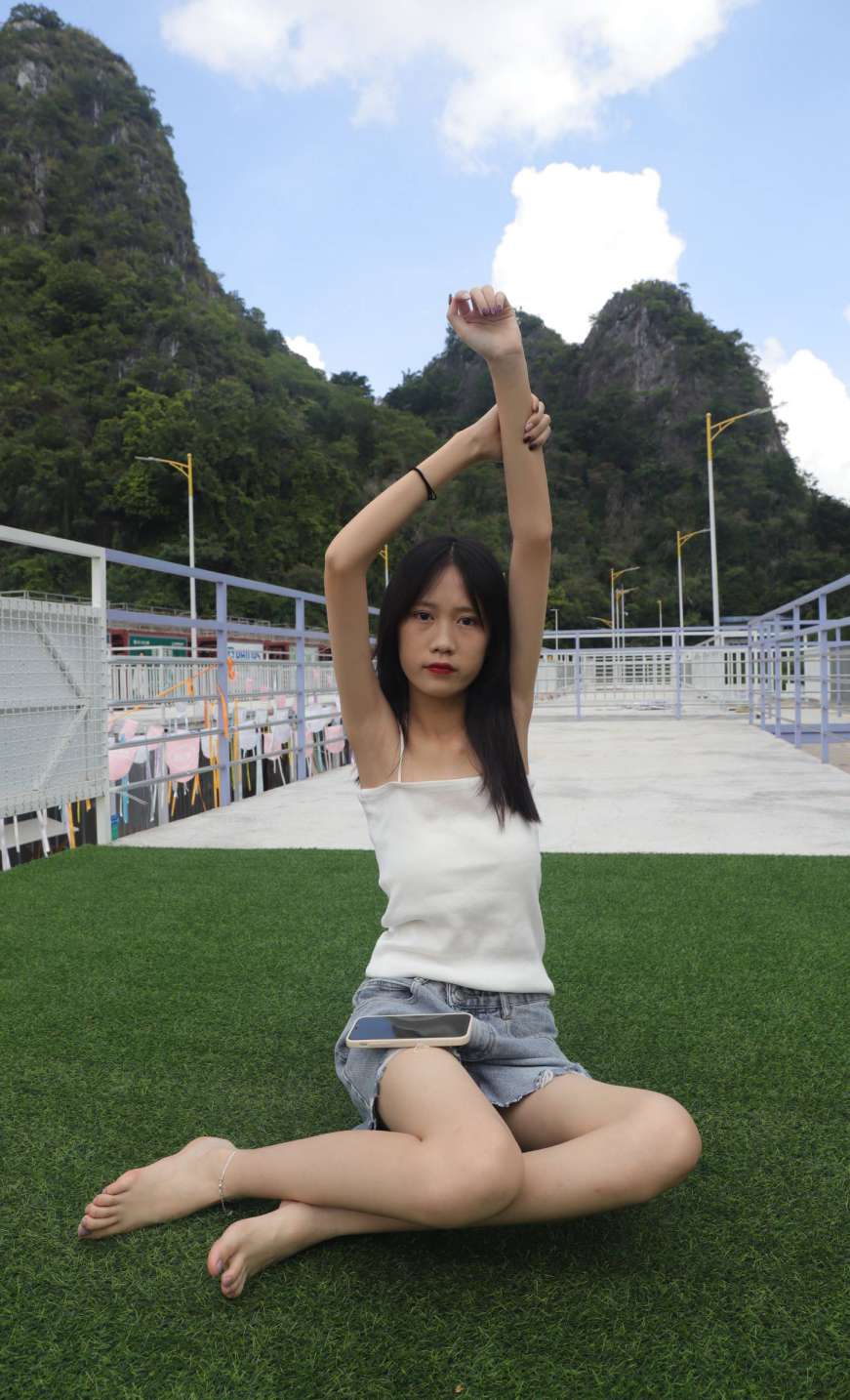 图片[3]-坐在草地上的长发女孩【172P】20012-禾野套图