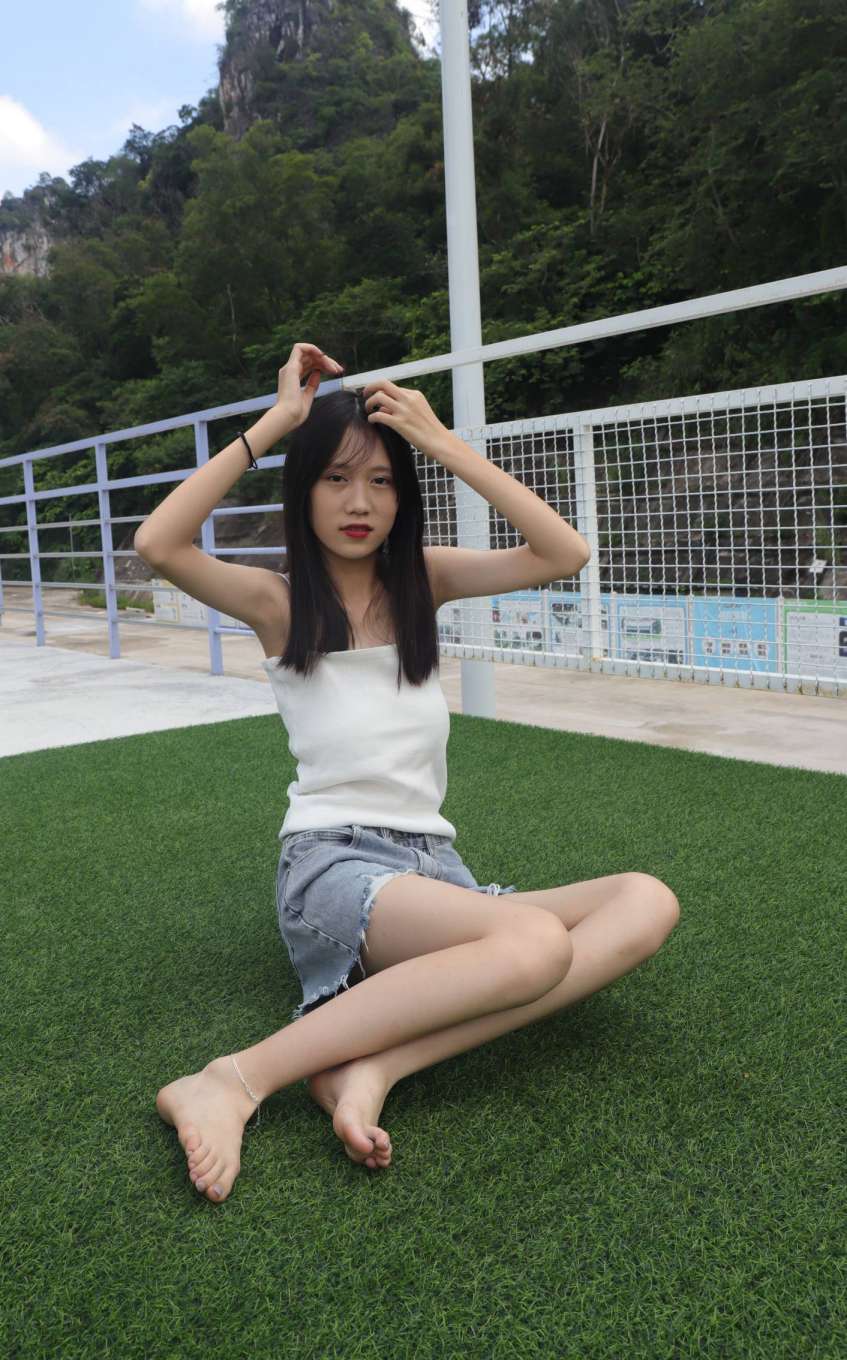 图片[4]-坐在草地上的长发女孩【172P】20012-禾野套图