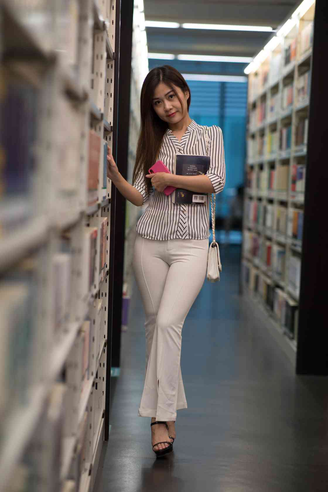 图片[5]-逛书店的白色紧身裤女孩【450P】04040-禾野套图