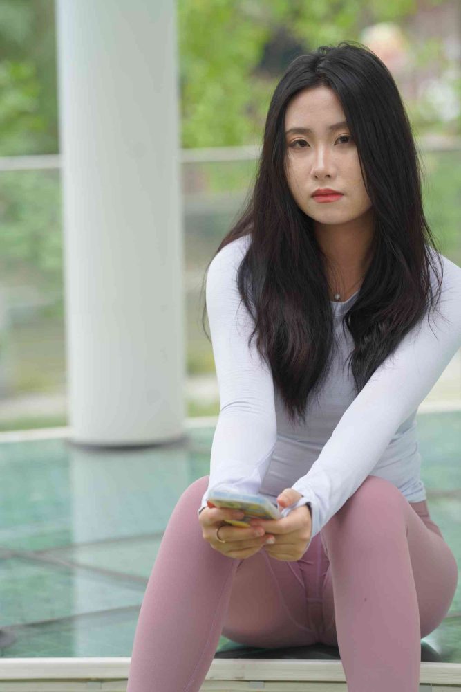 图片[2]-坐在草地玩手机的瑜伽姑娘【733P】04012-禾野套图