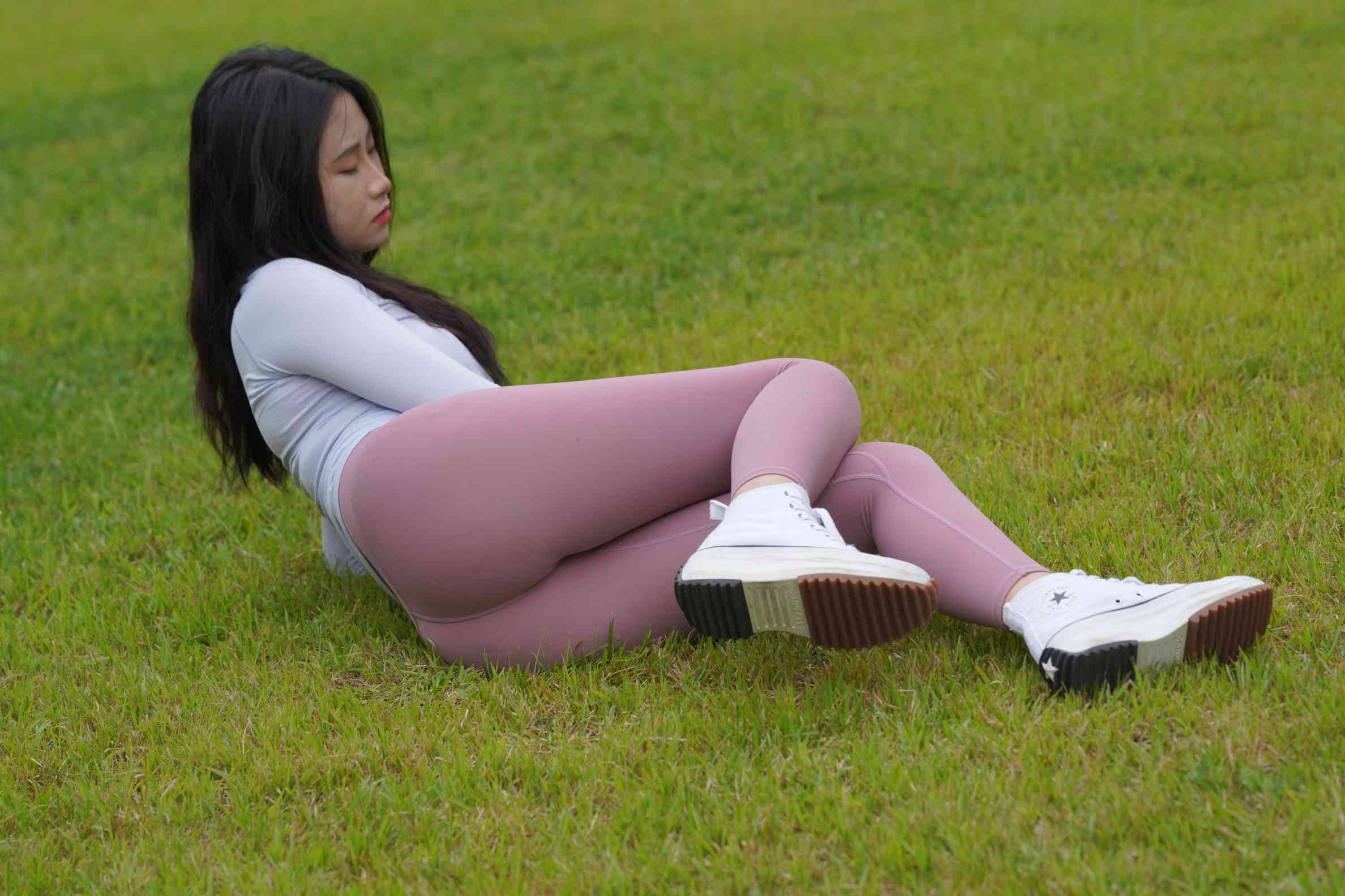 图片[4]-坐在草地玩手机的瑜伽姑娘【733P】04012-禾野套图