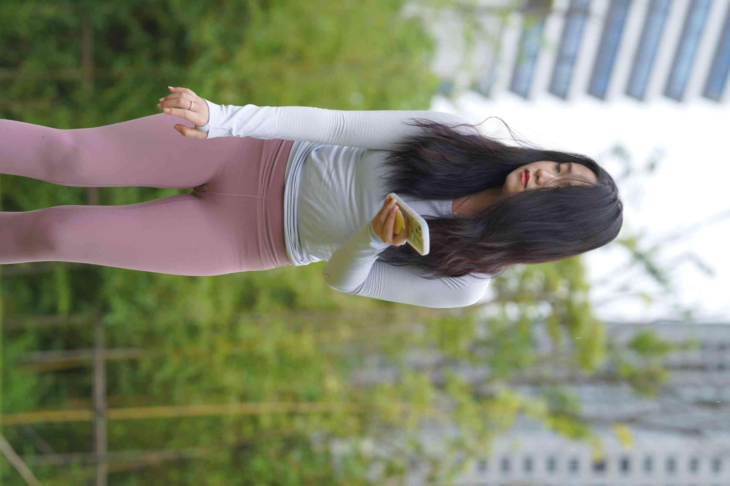 图片[5]-坐在草地玩手机的瑜伽姑娘【733P】04012-禾野套图