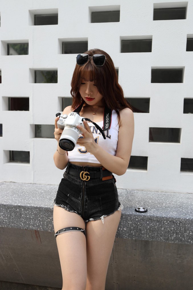图片[4]-在户外玩单反相机的牛仔热裤女孩【450MB】00032-禾野套图