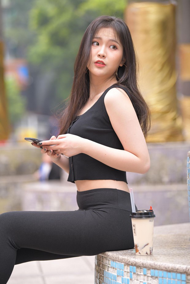 喝奶茶的黑色瑜伽裤长发姑娘【376P】00055-禾野套图