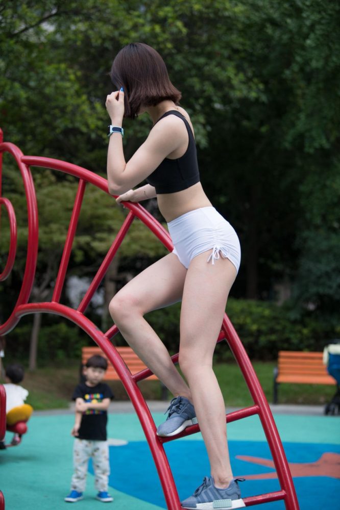 在户外玩耍的白色短裤漂亮姑娘【239P】00061-禾野套图