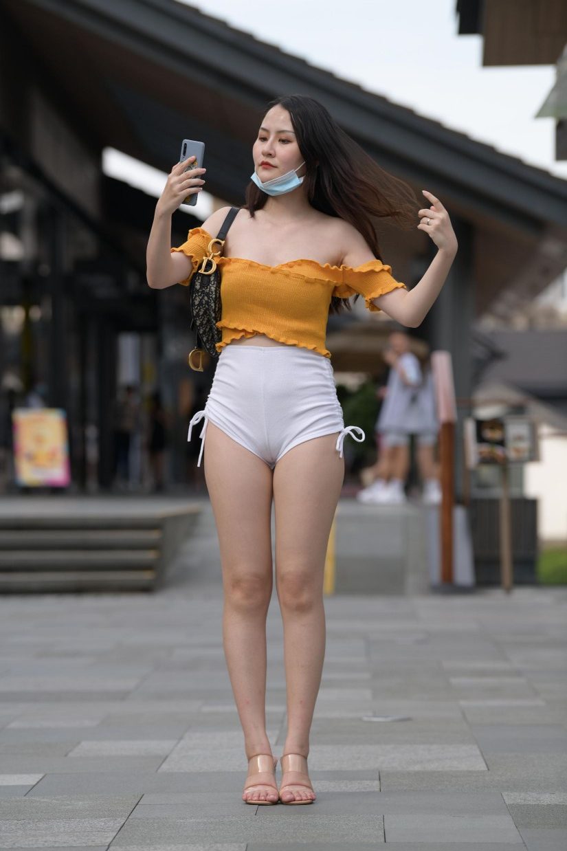 图片[1]-高腰白色短裤的漂亮女孩【767P】00065-禾野套图