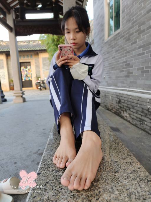 【免费】专心致志玩手机的女孩【42P】20028-禾野套图