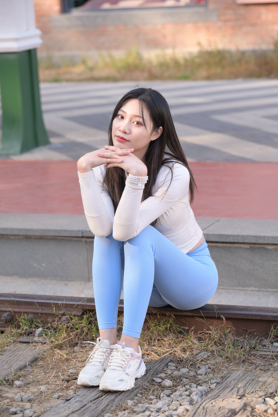 图片[2]-在路边休息的瑜伽裤女孩 J3435 558P-10.8GB-禾野套图