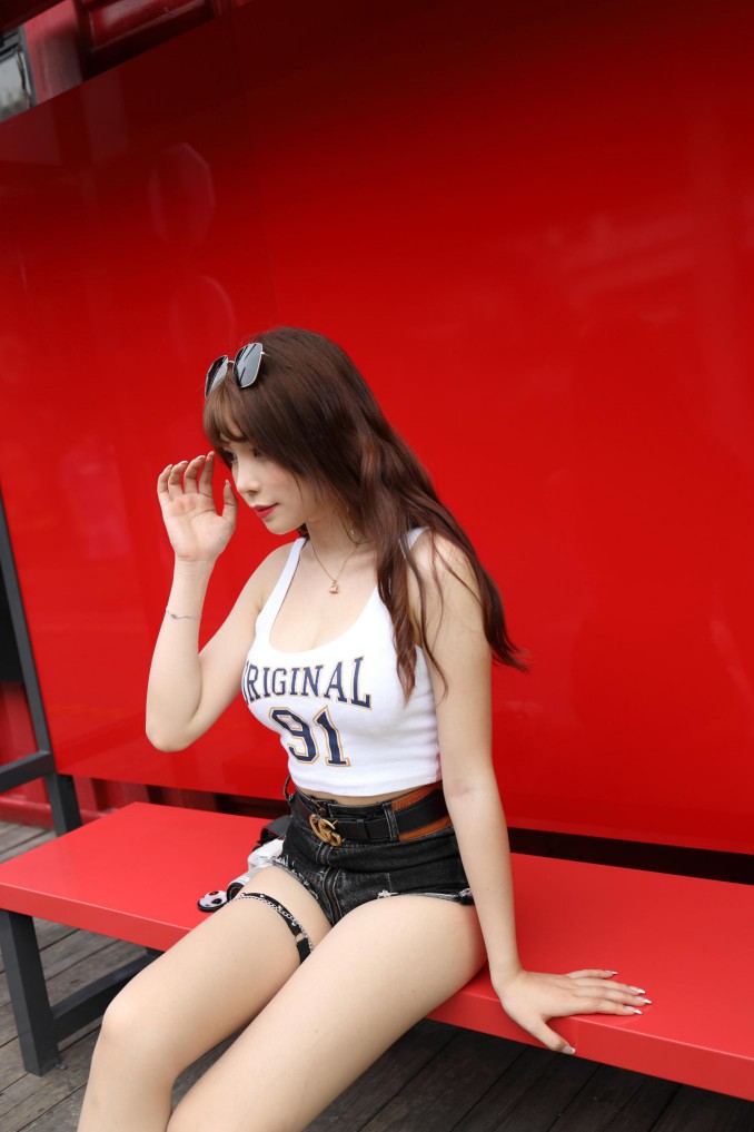 图片[5]-在户外玩单反相机的牛仔热裤女孩【450MB】00032-禾野套图