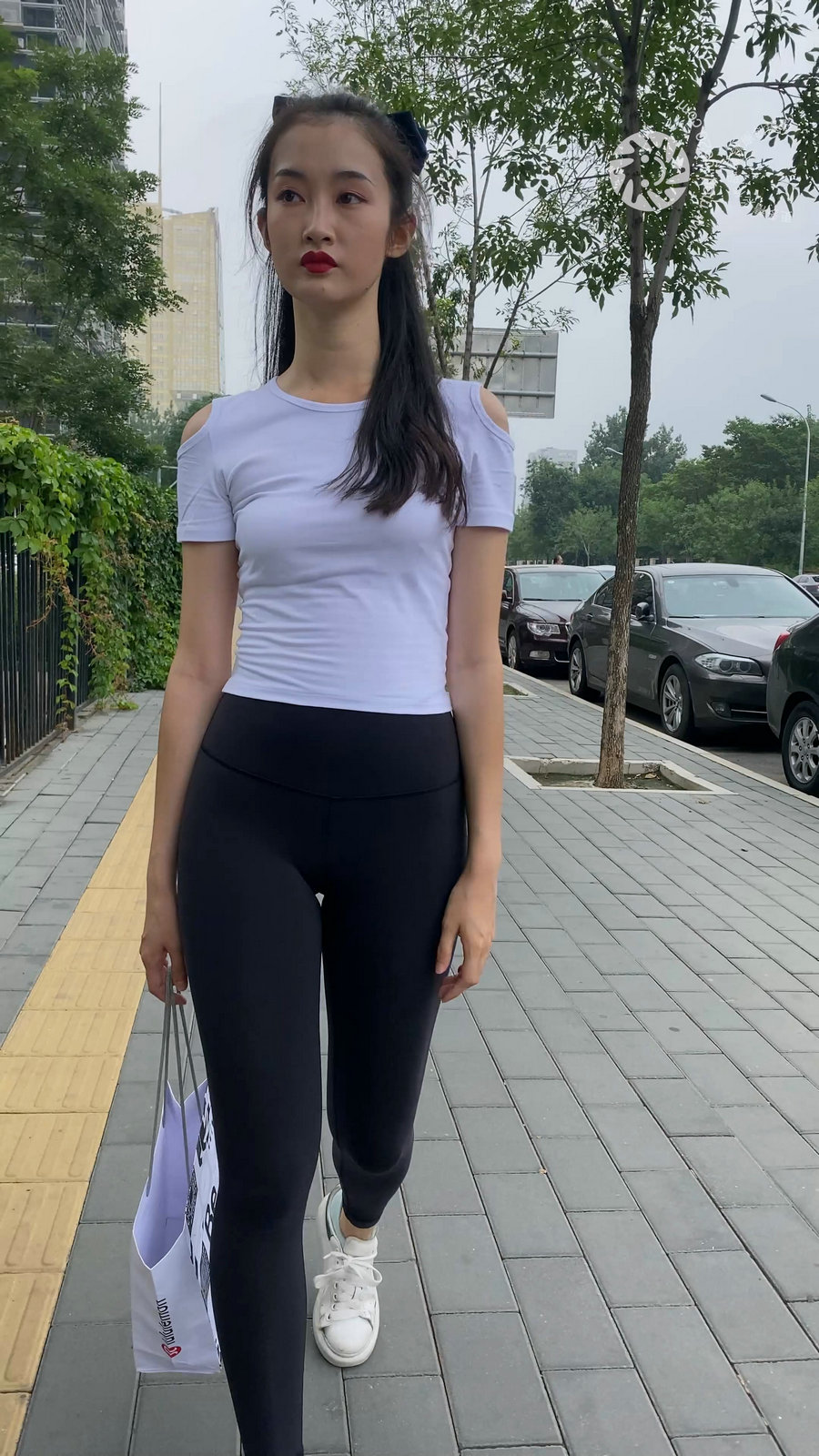 图片[1]-黑色瑜伽裤逛街的女孩J4000 MP4-7.76GB-禾野套图