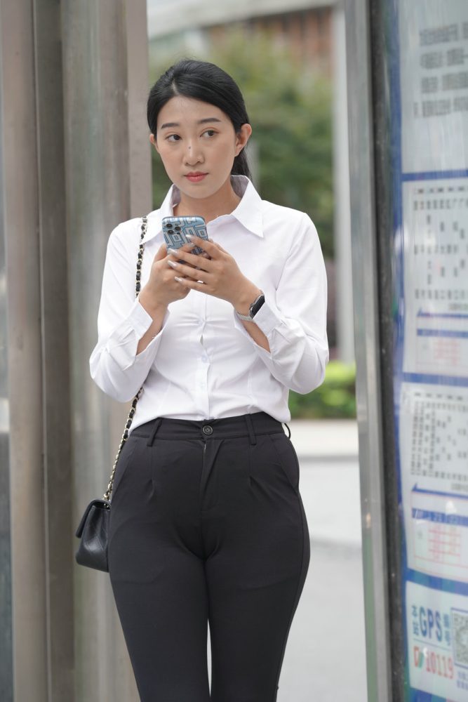 图片[3]-等公交的制服女人J2130 976P2V-29.5GB-禾野套图