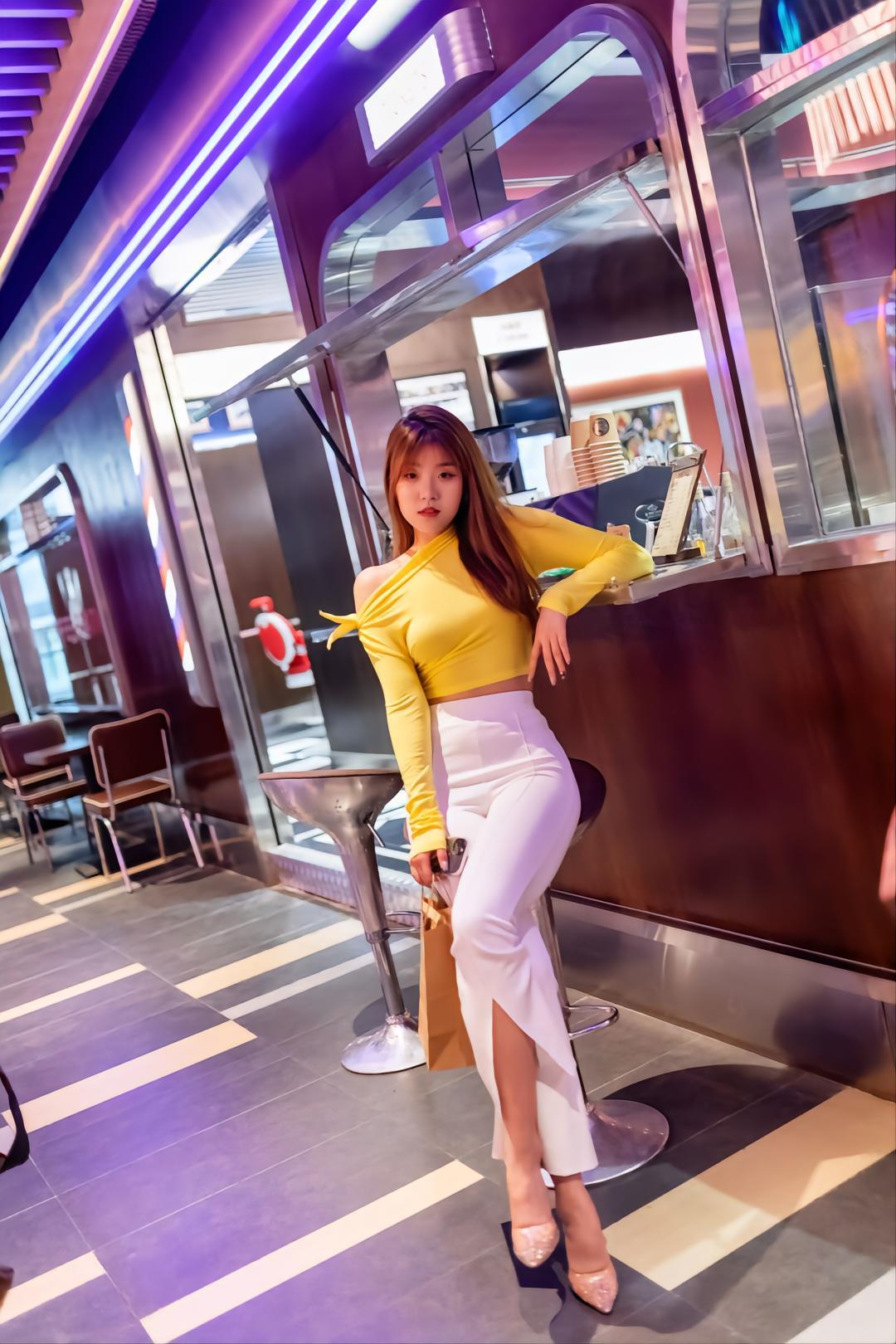 图片[2]-白色紧身牛仔喇叭裤女孩 J1568 428P2V-19.6GB-禾野套图