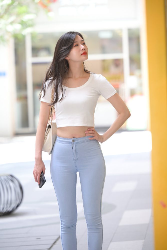 图片[2]-正在逛街的紧身牛仔裤女孩J1815 1112P1V-30.2GB-禾野套图