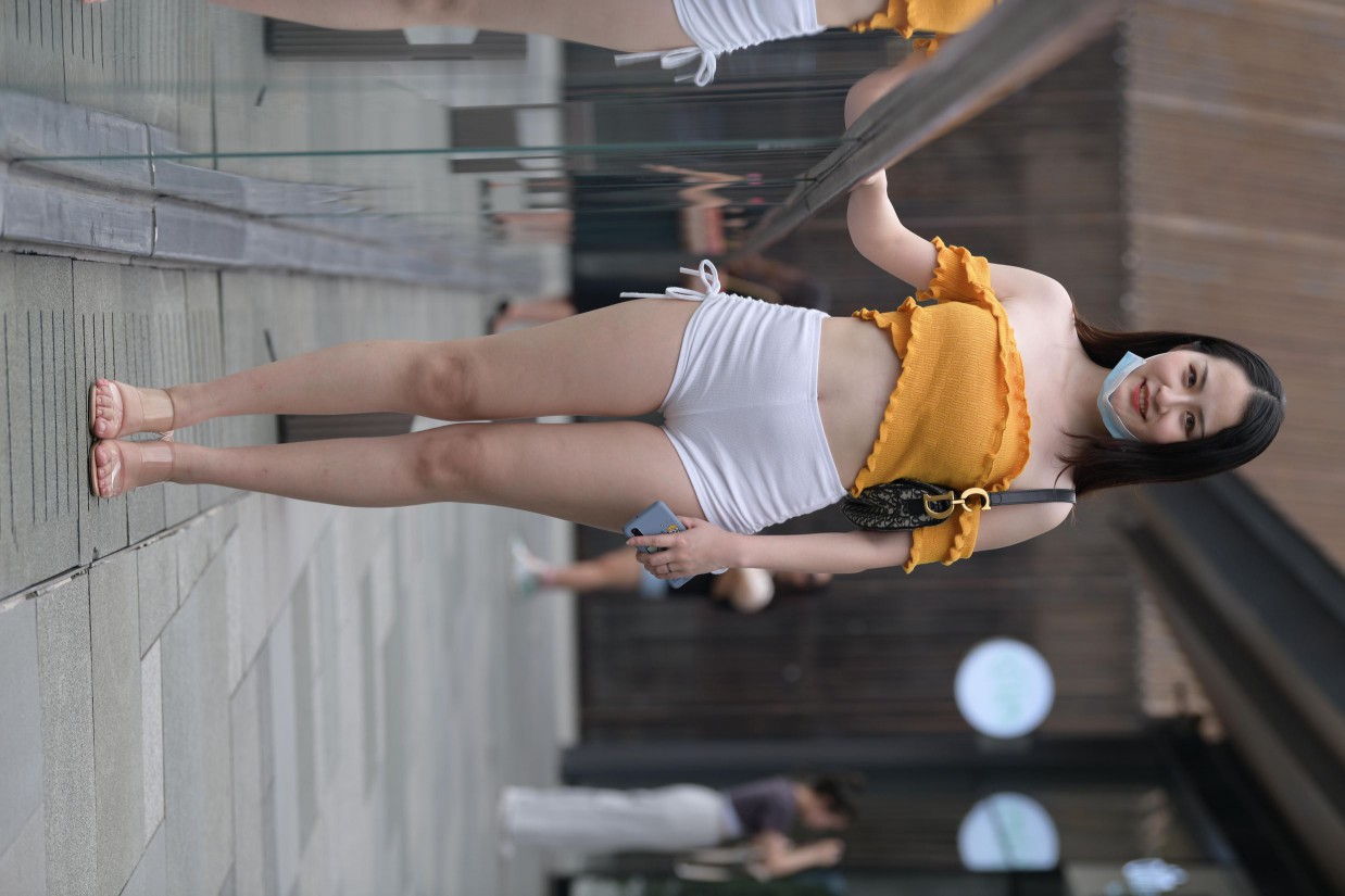 图片[2]-高腰白色短裤的漂亮女孩【767P】00065-禾野套图