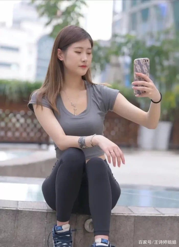 图片[2]-有小虎牙非常甜美的瑜伽裤女孩-禾野套图