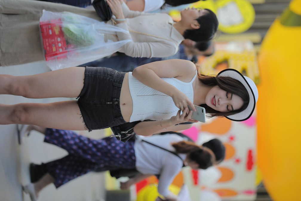 图片[2]-非常时尚阳光的牛仔热裤女孩【808P】00064-禾野套图