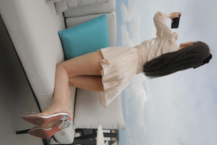 戴黑色蝴蝶结的长发女孩【369P】00027-禾野套图