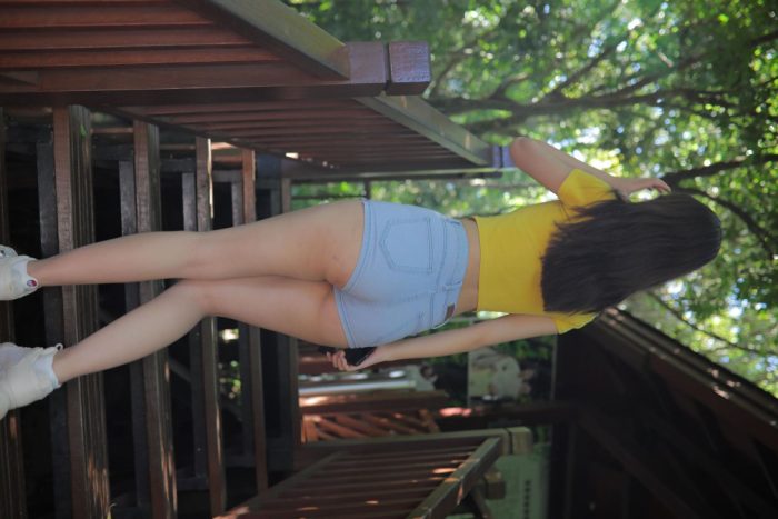 在户外散心的紧身牛仔短裤女孩【536P】00048-禾野套图