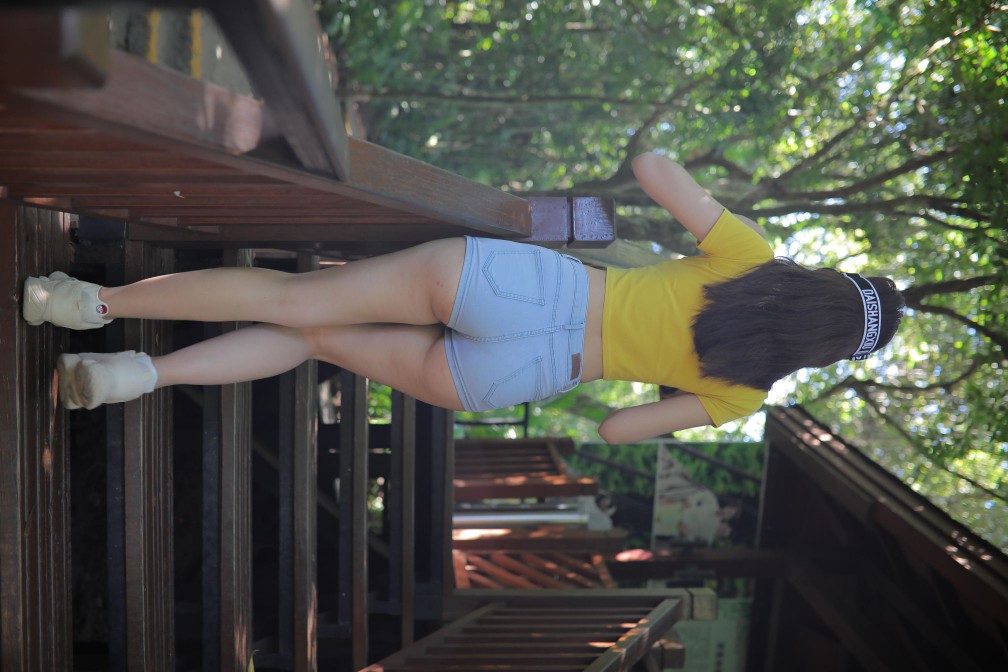 图片[5]-在户外散心的紧身牛仔短裤女孩【536P】00048-禾野套图