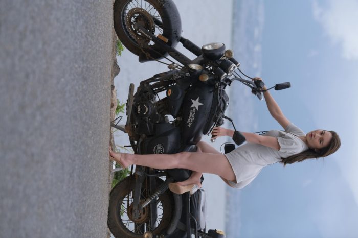 阴雨天在海边骑车的长发女人【156P】00044-禾野套图