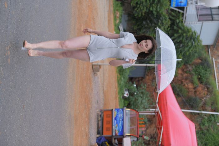 阴雨天在海边骑车的长发女人【156P】00044-禾野套图