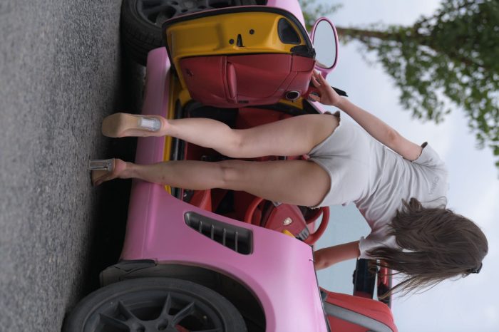 在海边开跑车的连衣短裤女孩【390P】00030-禾野套图