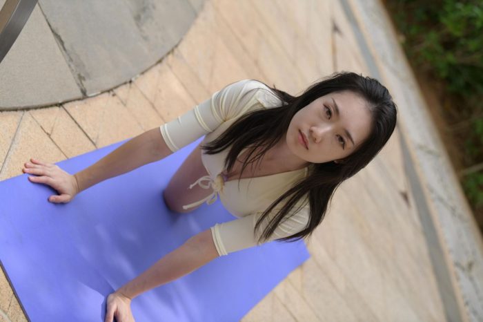 游泳池旁边的比基尼女生【327P】00042-禾野套图