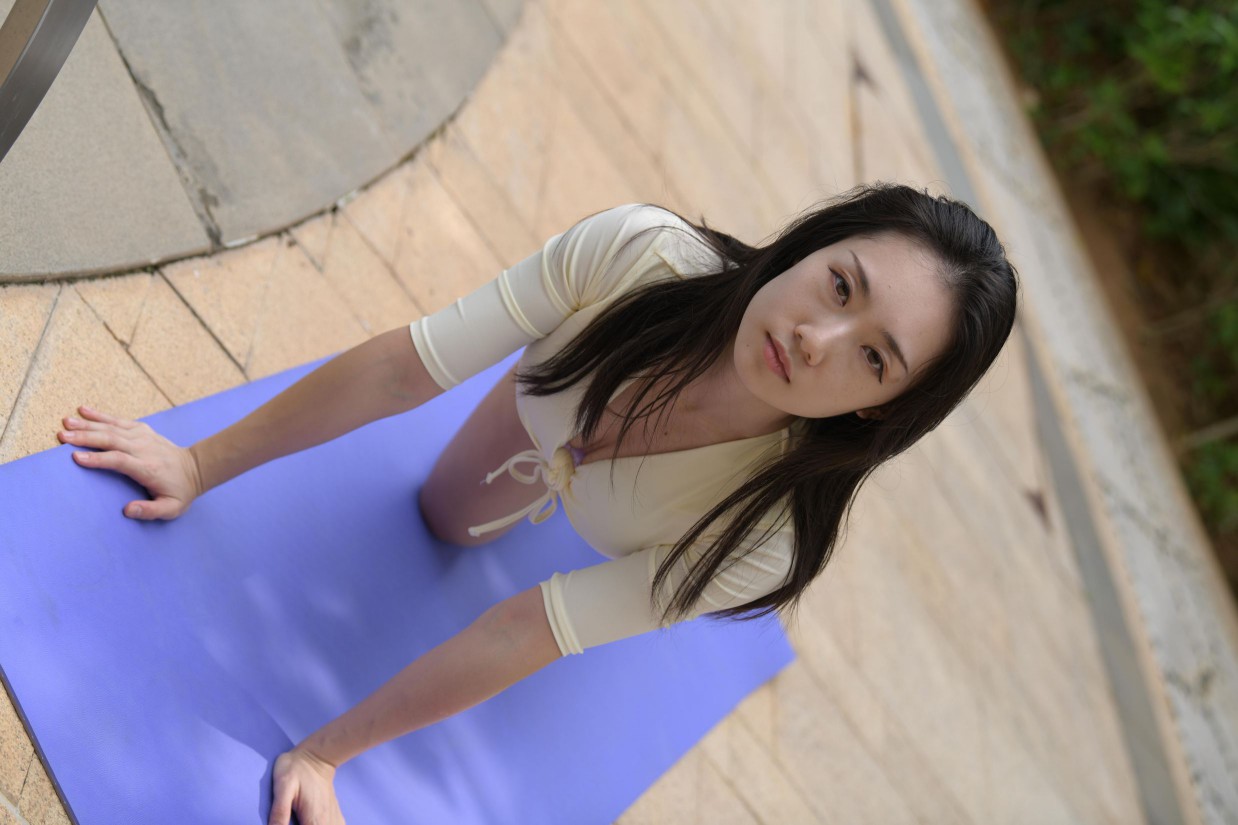 图片[3]-游泳池旁边的比基尼女生【327P】00042-禾野套图