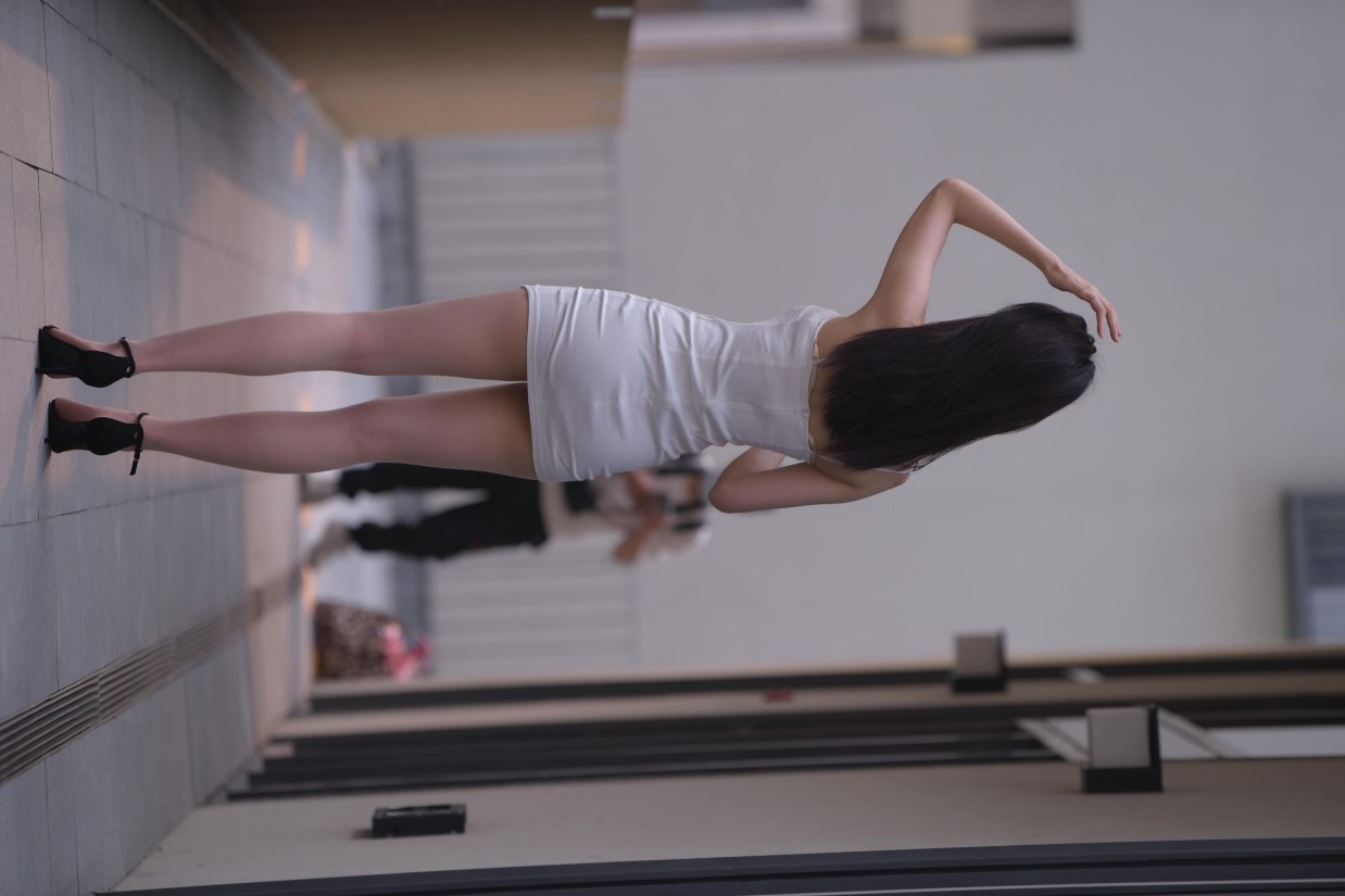 图片[4]-长发女孩紧身短裙特别显身材【245P】00040-禾野套图