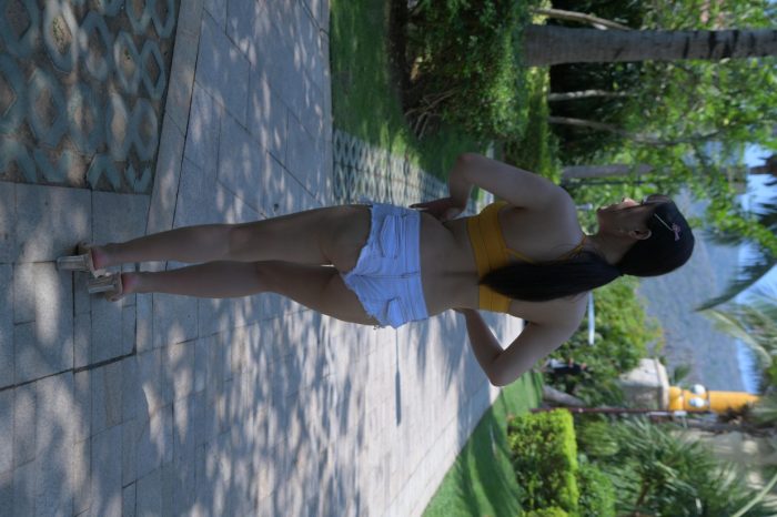 在海南度假的紧身白色短裤女孩【202P】00033-禾野套图