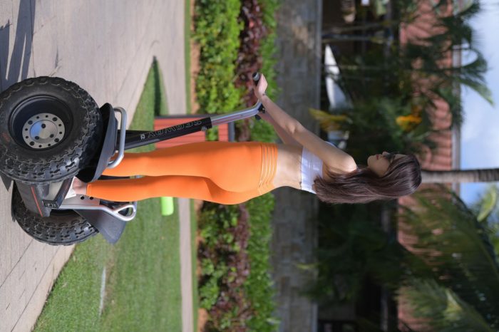 骑着平衡车的橘黄色瑜伽裤妹妹【620P】00054-禾野套图