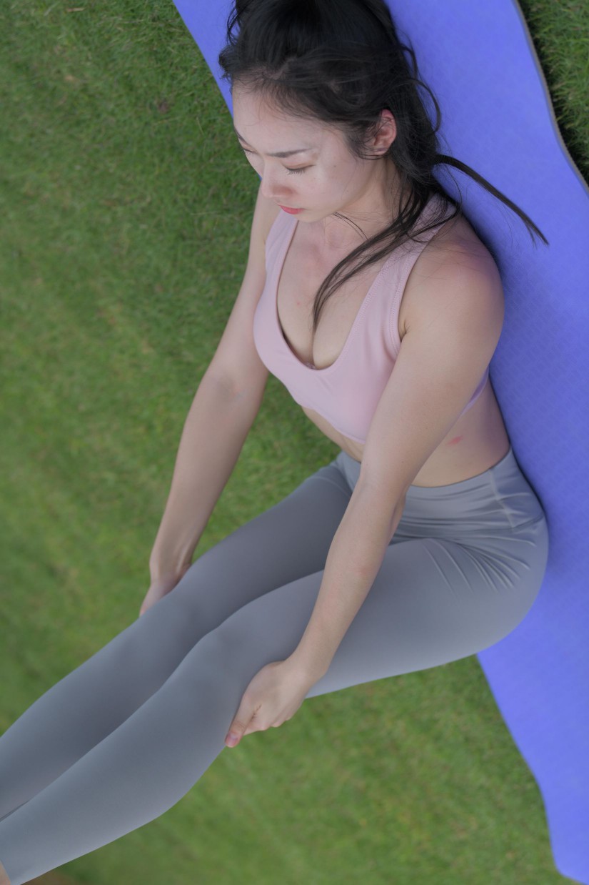 图片[3]-在户外草地上练瑜伽的高马尾女生【235P】00056-禾野套图