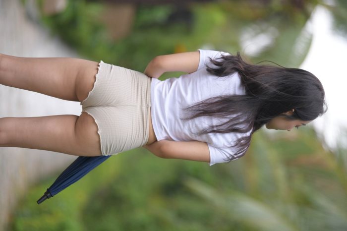 在郊外的长发热裤姑娘【388P】00022-禾野套图