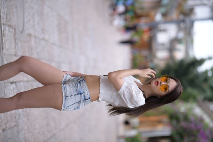 戴太阳镜的牛仔短裤紧身牛仔MM【167P】00021-禾野套图