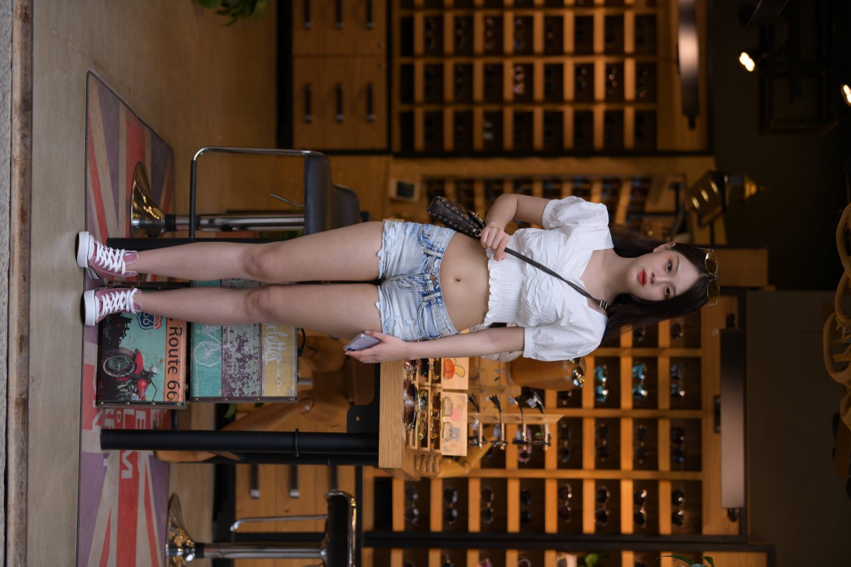 图片[6]-头戴花环的南方姑娘身穿紧身牛仔短裤【161P】00028-禾野套图