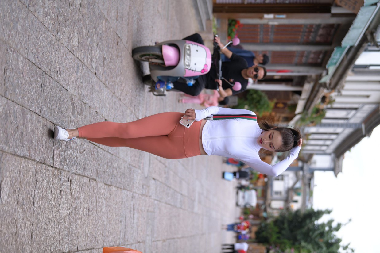 图片[2]-橙色瑜伽裤的高马尾姑娘【615P】00051-禾野套图