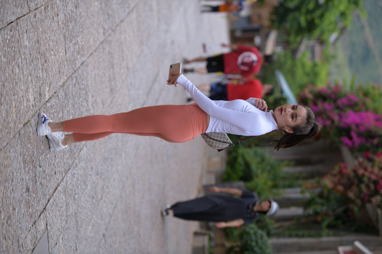 图片[3]-橙色瑜伽裤的高马尾姑娘【615P】00051-禾野套图