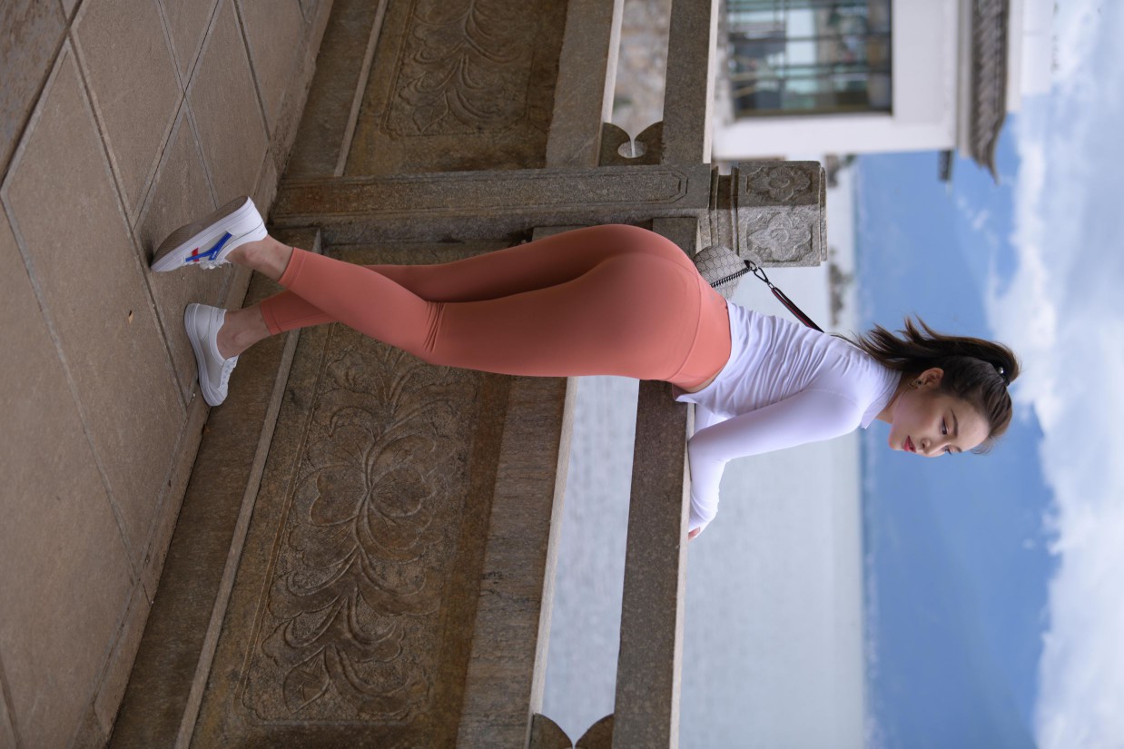 图片[5]-橙色瑜伽裤的高马尾姑娘【615P】00051-禾野套图