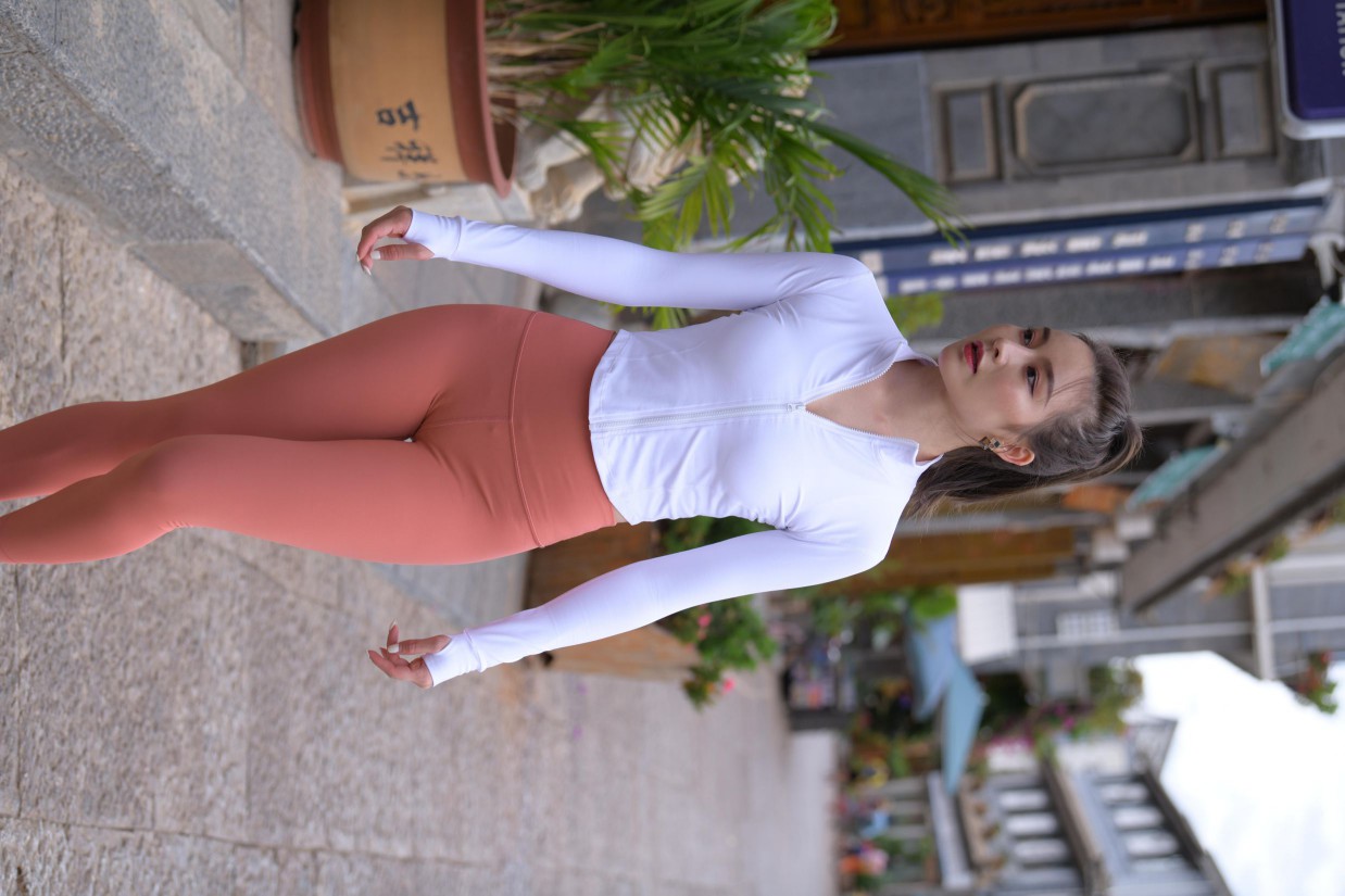 图片[8]-橙色瑜伽裤的高马尾姑娘【615P】00051-禾野套图